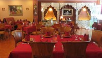 Koh-E-Noor di Plaza Festival mempunyai interior klasik dengan pencahayaan temaram. Sentuhan India tak terlewatkan dari restoran. Ada lukisan wanita India, pajangan bergambar Taj Mahal, dan ornamen-ornamen India lainnya.