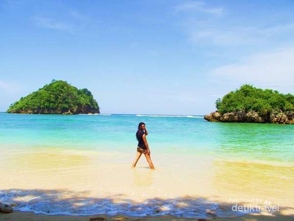 Pantai Tiga Warna Malang