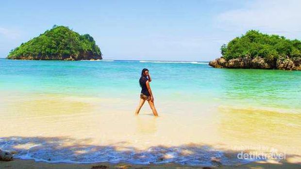 Pantai Tiga Warna Malang