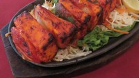 Koh-E-Noor punya begitu banyak pilihan dengan dominasi sajian India Utara. Salah satunya Paneer Tikka, cottage cheese India yang dimarinasi rempah kuat. Kemudian dipanggang dalam oven tanah liat khas India. Tekstur paneer begitu mirip tahu yang padat sedikit kenyal. Namun ada sedikit sentuhan creamy keju.