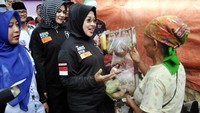 Silvi turun langsung dan menyapa seorang pedagang sayur yang ada di pemukiman warga kawasan lingkungan RT15/07 Cakung Barat.