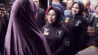 Dengan didampingi bendahara umum RAMPAS (Rumah Pemenangan Agus Silvi) DKI, Maharani Yazid turun langsung dan mendengarkan keluhan warga di daerah yang kerap dilanda banjir itu.
