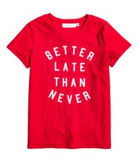 5 Model T-shirt Ini Wajib Dimiliki di Lemari Kamu