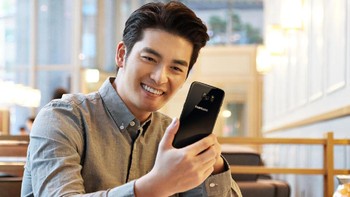 Berbeda dengan varian black onyx, varian black pearl menawarkan frame yang berwarna hitam. Foto: Samsung