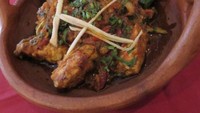 Chicken Karahi Lahori mewakili sajian Pakistan. Rasanya begitu gurih berempah dan agak pedas. Jejak daun ketumbar cukup mendominasi olahan ayam yang empuk ini. Diikuti rasa tomat, jahe, cabai dan jintan.