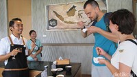 Lebih masuk ke dalam, ada seorang bartender yang siap menjelaskan tentang kopi-kopi di Indonesia, proses pembuatannya dan cara menikmatinya dengan benar. Turis mancanegara saja betah berlama-lama di sini lho! (Afif/detikTravel)