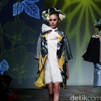 Koleksi Denny Wirawan mengangkat tema Wanderlust, Dancing in the Sun di IPMI Trend Show 2017. The Hall Lt. 8, Senayan City. Jakarta. [Foto: Mohammad Abduh/Wolipop]