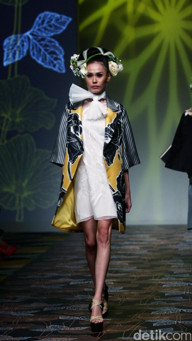 Koleksi Denny Wirawan mengangkat tema Wanderlust, Dancing in the Sun di IPMI Trend Show 2017. The Hall Lt. 8, Senayan City. Jakarta. [Foto: Mohammad Abduh/Wolipop]