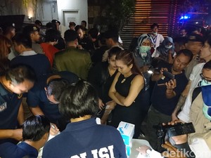 Aparat Gabungan Razia Kafe Venue Kemang, Pengunjung Dites Urine