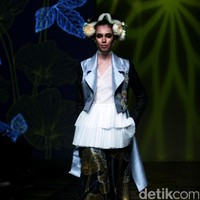 Koleksi Denny Wirawan mengangkat tema Wanderlust, Dancing in the Sun di IPMI Trend Show 2017. The Hall Lt. 8, Senayan City. Jakarta. [Foto: Mohammad Abduh/Wolipop]