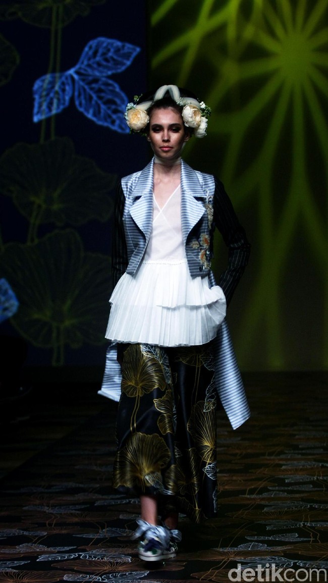 Koleksi Denny Wirawan mengangkat tema Wanderlust, Dancing in the Sun di IPMI Trend Show 2017. The Hall Lt. 8, Senayan City. Jakarta. [Foto: Mohammad Abduh/Wolipop]