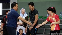 Imam Nahrawi menyalami Susy Susanti.