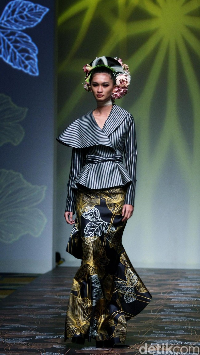 Koleksi Denny Wirawan mengangkat tema Wanderlust, Dancing in the Sun di IPMI Trend Show 2017. The Hall Lt. 8, Senayan City. Jakarta. [Foto: Mohammad Abduh/Wolipop]