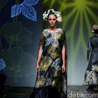 Koleksi Denny Wirawan mengangkat tema Wanderlust, Dancing in the Sun di IPMI Trend Show 2017. The Hall Lt. 8, Senayan City. Jakarta. [Foto: Mohammad Abduh/Wolipop]