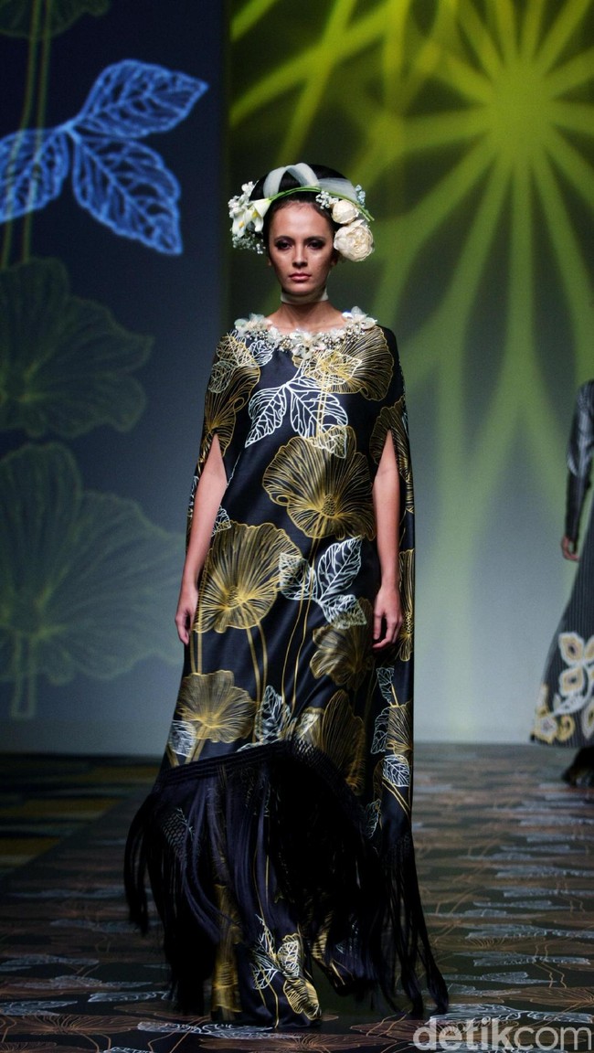 Koleksi Denny Wirawan mengangkat tema Wanderlust, Dancing in the Sun di IPMI Trend Show 2017. The Hall Lt. 8, Senayan City. Jakarta. [Foto: Mohammad Abduh/Wolipop]