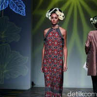 Koleksi Denny Wirawan mengangkat tema Wanderlust, Dancing in the Sun di IPMI Trend Show 2017. The Hall Lt. 8, Senayan City. Jakarta. [Foto: Mohammad Abduh/Wolipop]