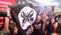 Bahkan Direktur Utama Bursa Efek Indonesia (BEI) Tito Sulistio mencopot baju batik untuk menunjukan kaos Slank dan bernyanyi bersama Kaka cs.