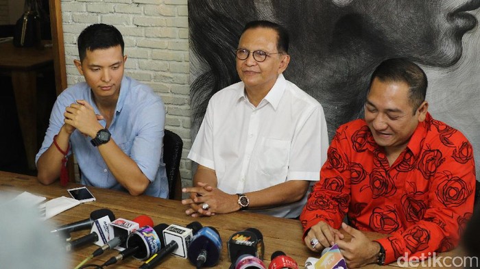 Apa Arti Kata-kata Mesra Dini dalam Foto Bersama Roy Marten?