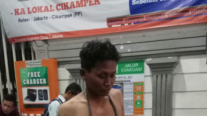 Nyopet di KRL, Seorang Pria Dipajang di Stasiun Kemayoran
