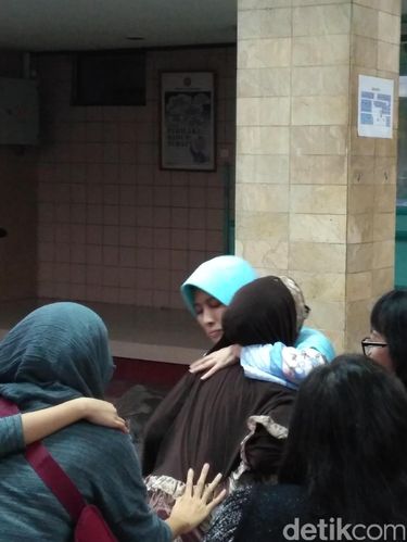 Tangis Pecah Kala 2 Ibu Korban Perampokan Pulomas Bertemu