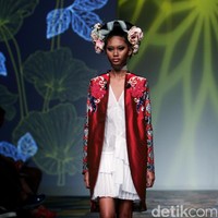 Koleksi Denny Wirawan mengangkat tema Wanderlust, Dancing in the Sun di IPMI Trend Show 2017. The Hall Lt. 8, Senayan City. Jakarta. [Foto: Mohammad Abduh/Wolipop]