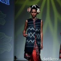 Koleksi Denny Wirawan mengangkat tema Wanderlust, Dancing in the Sun di IPMI Trend Show 2017. The Hall Lt. 8, Senayan City. Jakarta. [Foto: Mohammad Abduh/Wolipop]