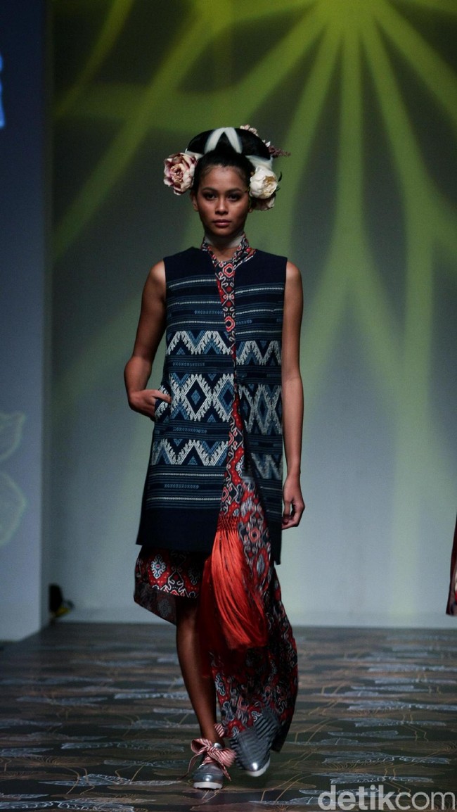 Koleksi Denny Wirawan mengangkat tema Wanderlust, Dancing in the Sun di IPMI Trend Show 2017. The Hall Lt. 8, Senayan City. Jakarta. [Foto: Mohammad Abduh/Wolipop]