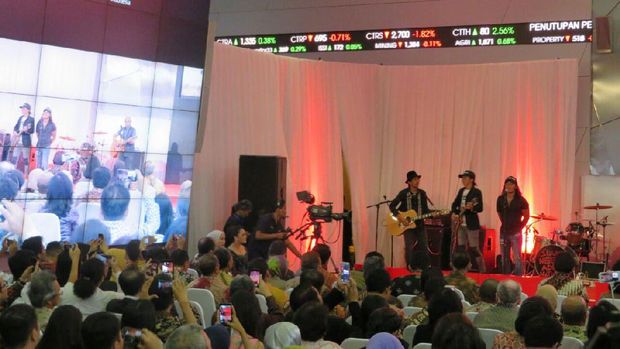 Slank Meriahkan Penutupan Perdagang, Dirut BEI Joget Sambil Bawa Bendera Slank