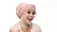 Mantap berhijab, ia pun tak bisa memerankan tokoh lucu dan nyebelin yang membuatnya dikenal publik itu. Pool/Noel/detikFoto.