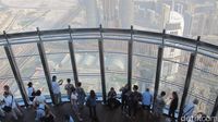 Turis di atas Burj Khalifa (Afif Farhan/detikTravel)