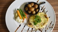 Ikan John Dory fillet yang dibalut dengan tepung roti memiliki tekstur yang lembut dan hangat gurih. Cocok dipadukan dengan topping saus bechamel yang creamy dan keju leleh yang di toast sehingga hasilkan warrna semburat cokelat di bagian atasnya. Nyam!