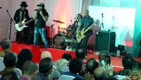 Sejumlah lagu membuat lantai bursa bergetar dengan sejumlah lagu hits Slank yang dibawakan.