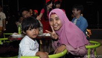 Siapa bilang fans JKT48 laki-laki semua, ada perempuan dan anak-anak juga lho. Foto: Rina Atriana