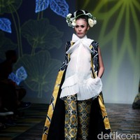 Koleksi Denny Wirawan mengangkat tema Wanderlust, Dancing in the Sun di IPMI Trend Show 2017. The Hall Lt. 8, Senayan City. Jakarta. [Foto: Mohammad Abduh/Wolipop]