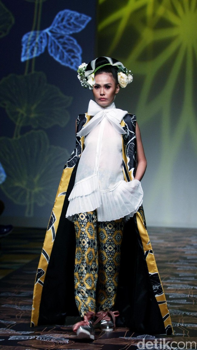 Koleksi Denny Wirawan mengangkat tema Wanderlust, Dancing in the Sun di IPMI Trend Show 2017. The Hall Lt. 8, Senayan City. Jakarta. [Foto: Mohammad Abduh/Wolipop]