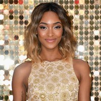 Kepada Vogue, Jourdan Dunn kerap kali batal tampil di fashion show karena warna kulitnya. Sebagai wanita keturunan Jamaika dan Suriah, ibu satu anak ini memang memiliki warna kulit gelap. Foto: Getty Images