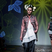 Koleksi Denny Wirawan mengangkat tema Wanderlust, Dancing in the Sun di IPMI Trend Show 2017. The Hall Lt. 8, Senayan City. Jakarta. [Foto: Mohammad Abduh/Wolipop]