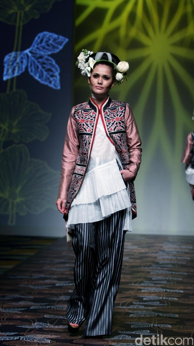 Koleksi Denny Wirawan mengangkat tema Wanderlust, Dancing in the Sun di IPMI Trend Show 2017. The Hall Lt. 8, Senayan City. Jakarta. [Foto: Mohammad Abduh/Wolipop]