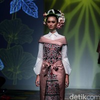 Koleksi Denny Wirawan mengangkat tema Wanderlust, Dancing in the Sun di IPMI Trend Show 2017. The Hall Lt. 8, Senayan City. Jakarta. [Foto: Mohammad Abduh/Wolipop]