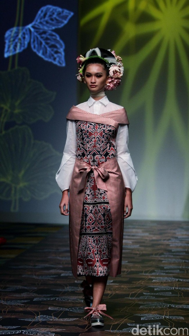 Koleksi Denny Wirawan mengangkat tema Wanderlust, Dancing in the Sun di IPMI Trend Show 2017. The Hall Lt. 8, Senayan City. Jakarta. [Foto: Mohammad Abduh/Wolipop]