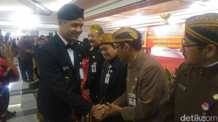 Gubernur Ganjar Lantik 1.600 PNS Pakai Baju Adat