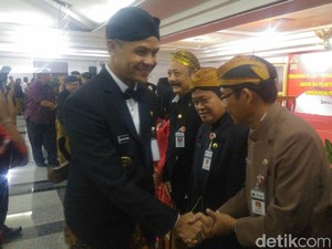 Gubernur Ganjar Lantik 1.600 PNS Pakai Baju Adat