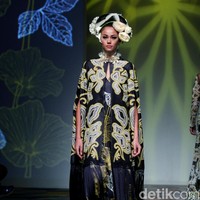 Koleksi Denny Wirawan mengangkat tema Wanderlust, Dancing in the Sun di IPMI Trend Show 2017. The Hall Lt. 8, Senayan City. Jakarta. [Foto: Mohammad Abduh/Wolipop]