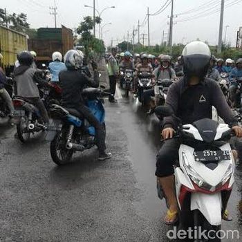 Tambak Langon tergenang membuat lalin macet