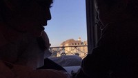 Panorama dari kamar tempat Jedar dan El menginap di Swiss. Dok. Instagram/inijedar/datikFoto.