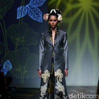 Koleksi Denny Wirawan mengangkat tema Wanderlust, Dancing in the Sun di IPMI Trend Show 2017. The Hall Lt. 8, Senayan City. Jakarta. [Foto: Mohammad Abduh/Wolipop]