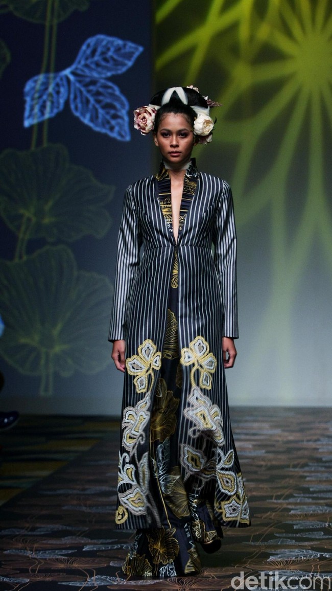 Koleksi Denny Wirawan mengangkat tema Wanderlust, Dancing in the Sun di IPMI Trend Show 2017. The Hall Lt. 8, Senayan City. Jakarta. [Foto: Mohammad Abduh/Wolipop]