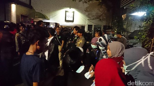 Aparat Gabungan Razia Kafe Venue Kemang, Pengunjung Dites Urine