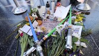 Tak hanya bunga, mereka juga menaruh benda-benda bernuansa Star Wars seperti Light Saber hingga action figure para karakternya. Kevork Djansezian/Getty Images/detikFoto.