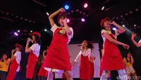 Untuk memeriahkan event, beberapa member tampil di atas stage membawakan lagu-lagu JKT48. Foto: Rina Atriana